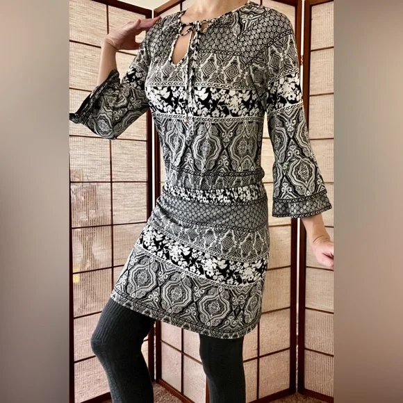 White House Black Market white and black 3/4 sleeve paisley boho dress - Picture 2 of 9